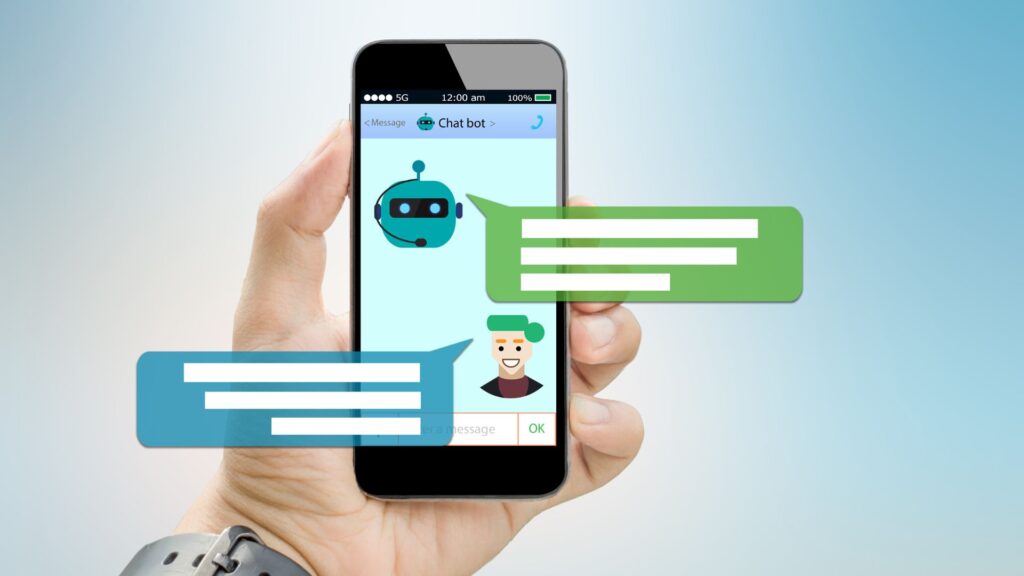 Imagem de uma mão segurando um celular que mostra em sua tela a interação entre o usuário e o chatbots.