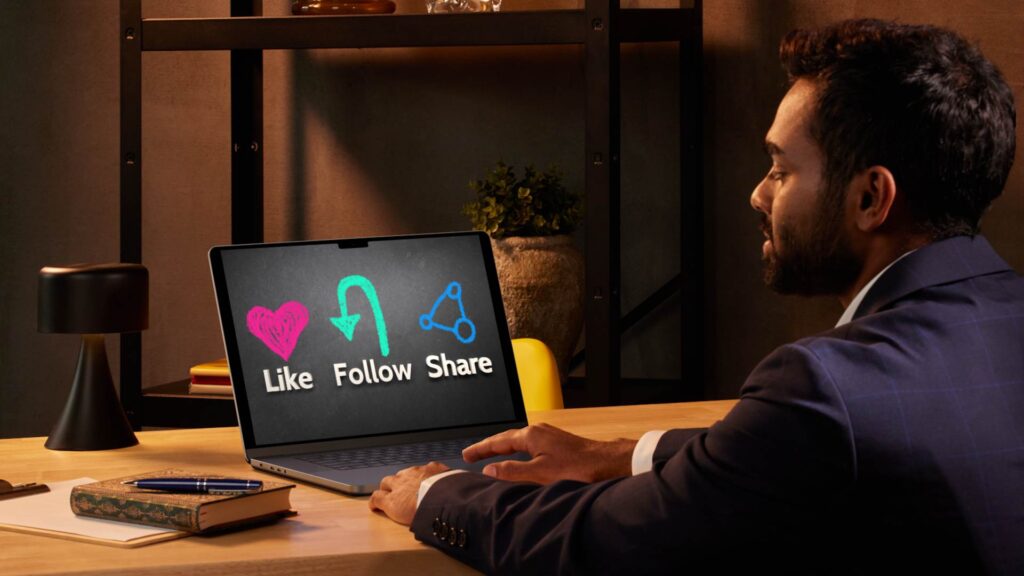 Homem utilizando computador nas redes sociais